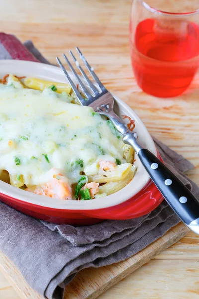 Baked pasta with spinach and salmon — Stock Photo, Image