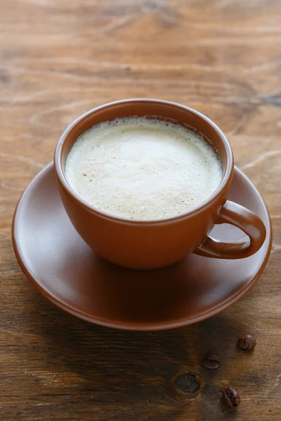 Kaffe med mjölk i kopp brun — Stockfoto