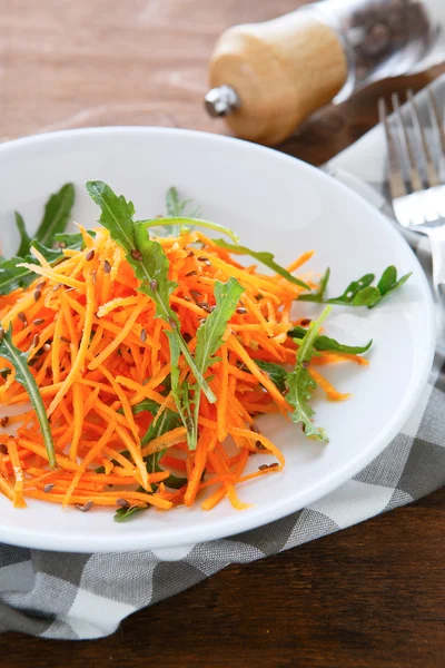 Grated carrots with arugula — Stock Photo, Image