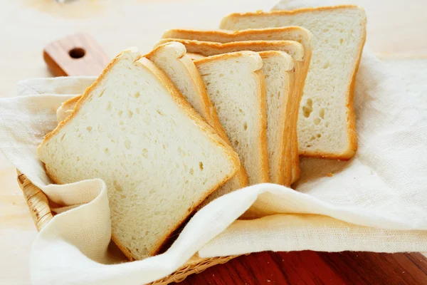 Pão torrado em uma cesta — Fotografia de Stock