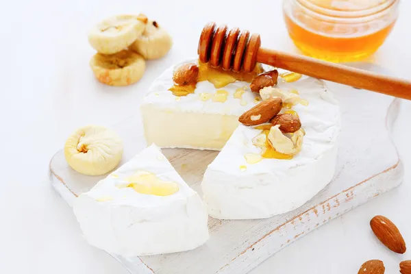 Camembert con miel dorada — Foto de Stock