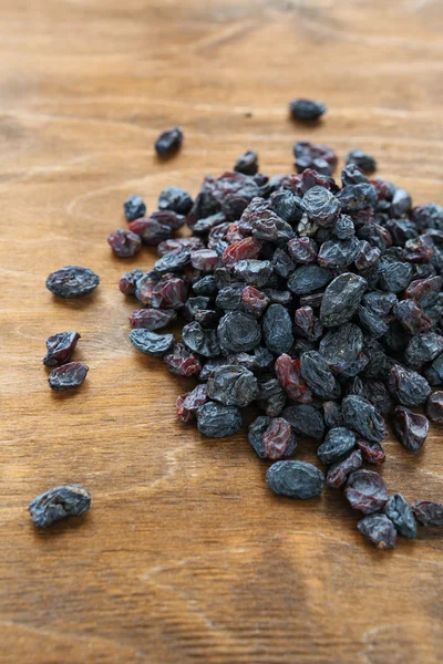 Raisins séchés au soleil sur fond de bois — Photo