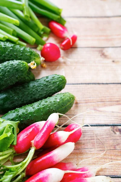 Verduras frescas sobre fondo de madera — Foto de Stock