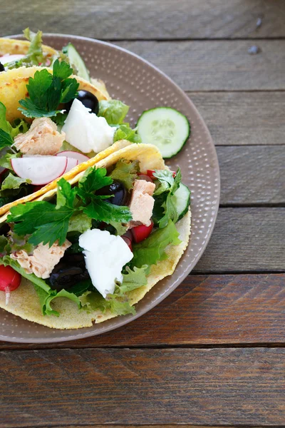 Nourishing pita with fish and salad — Stock Photo, Image