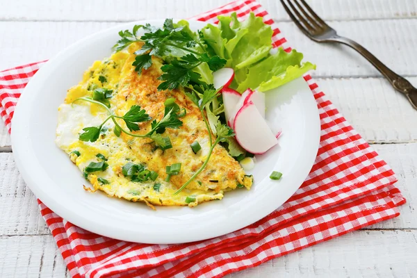 Omelet met fruit voor het ontbijt — Stockfoto