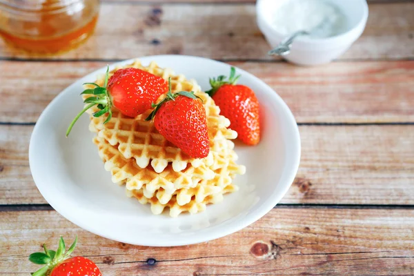 金色的华夫饼干配草莓和蜂蜜 — 图库照片