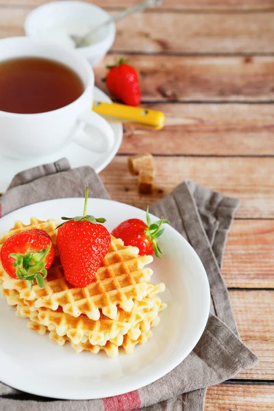 Café da manhã waffle e chá — Fotografia de Stock