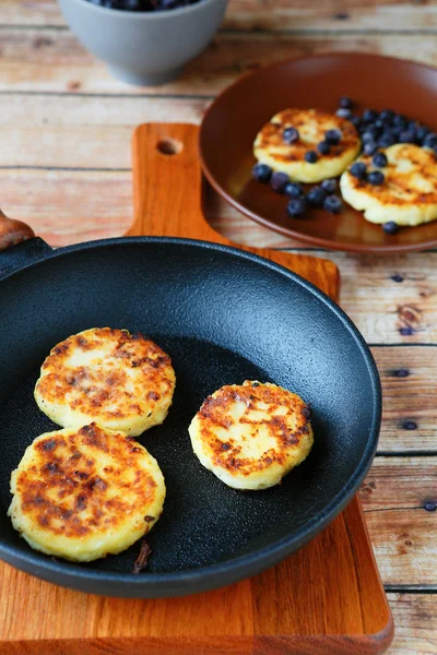 Pancakes in a frying pan and on the plate — Stock Photo, Image