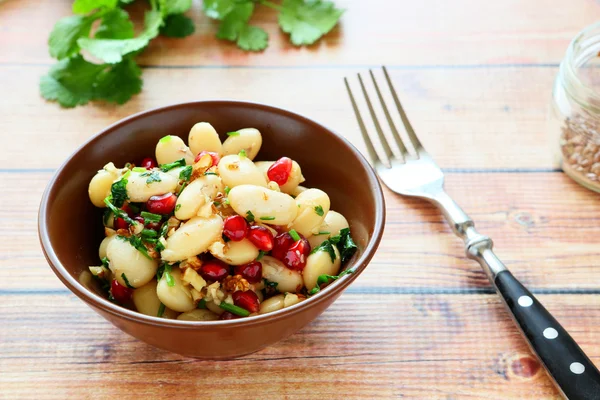 White beans in a salad with cilantro and pomegranate — Stock Photo, Image