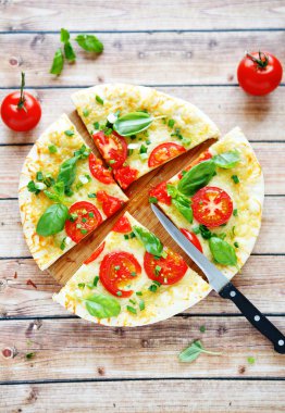 Domates ve peynirli pizza.