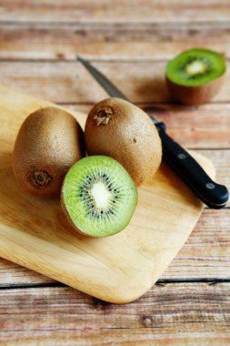 doğrama kurulu üzerinde olgunlaşmış kivi