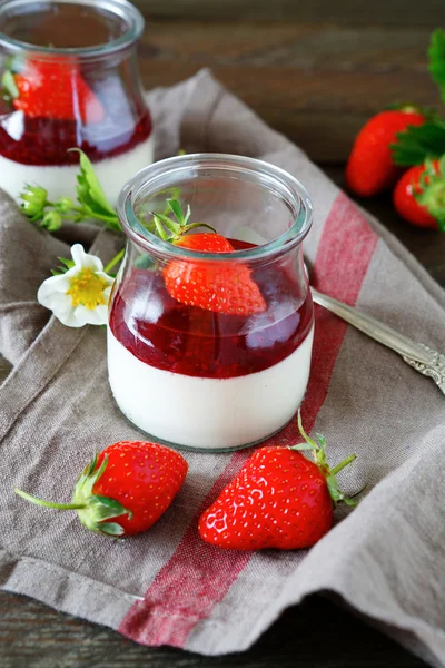 Truskawka panna cotta — Zdjęcie stockowe