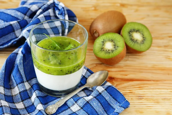 Panna cotta con kiwi — Foto de Stock