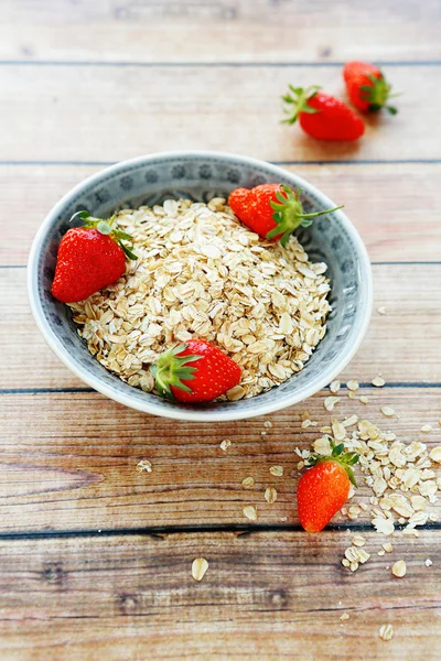 Cereal and strawberries — Stock Photo, Image