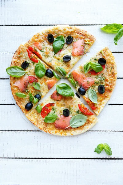 Pizza mit Forelle und Tomaten — Stockfoto