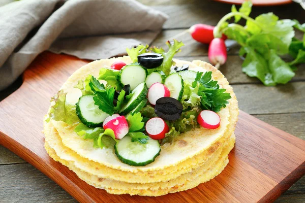 Corn tortillas and chopped vegetables — Stock Photo, Image