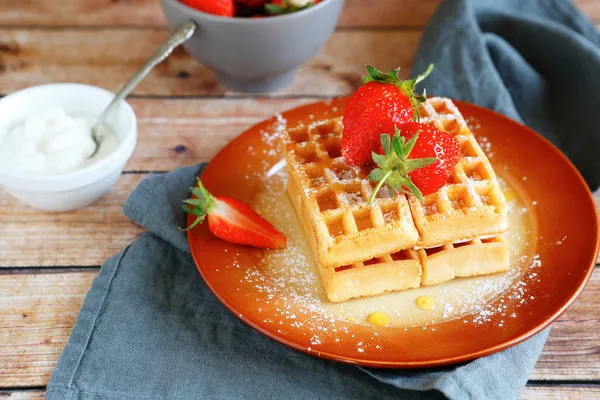 Zachte wafels met aardbeien en room — Stockfoto