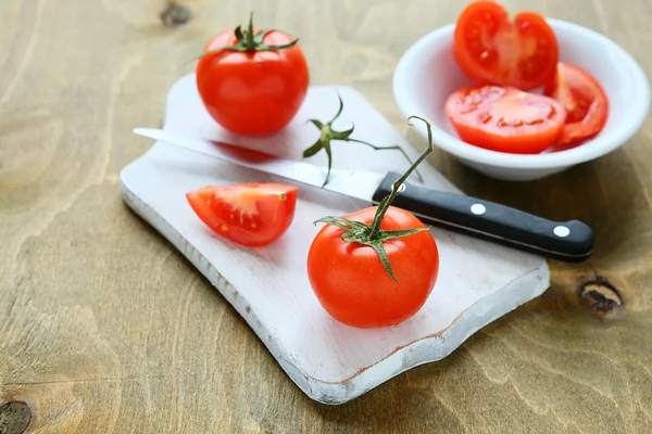 Pomodori freschi succosi su una tavola bianca — Foto Stock