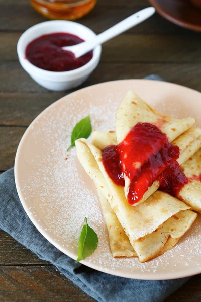 Pannenkoeken met aardbeienjam voor het ontbijt — Stockfoto