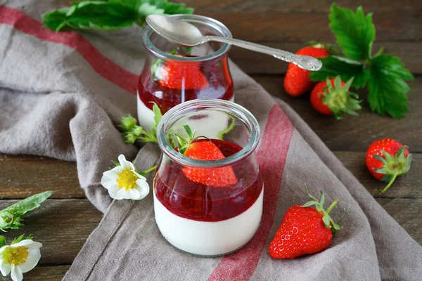 Cream dessert with berries, panna cotta, food — Stock Photo, Image