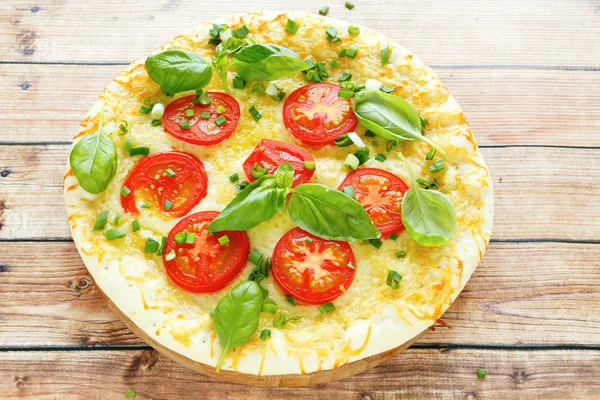 Pizza redonda con mozzarella y tomates — Foto de Stock