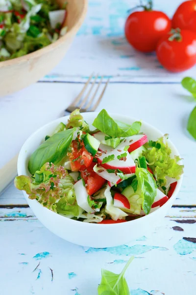 Salat in einer weißen Schüssel — Stockfoto