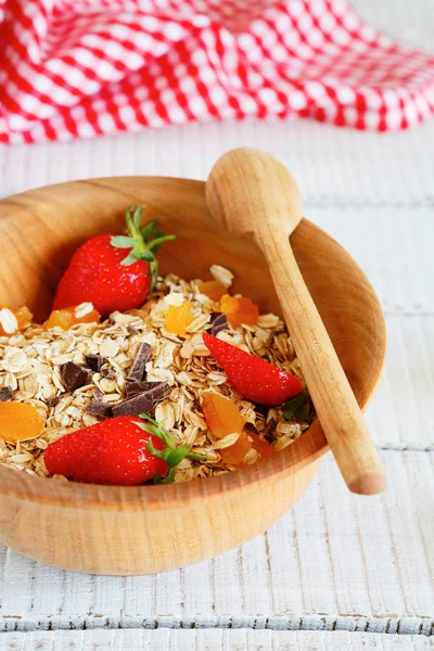 Granola com morangos e pedaços de chocolate — Fotografia de Stock