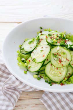 keten tohumu ile salatalık salatası