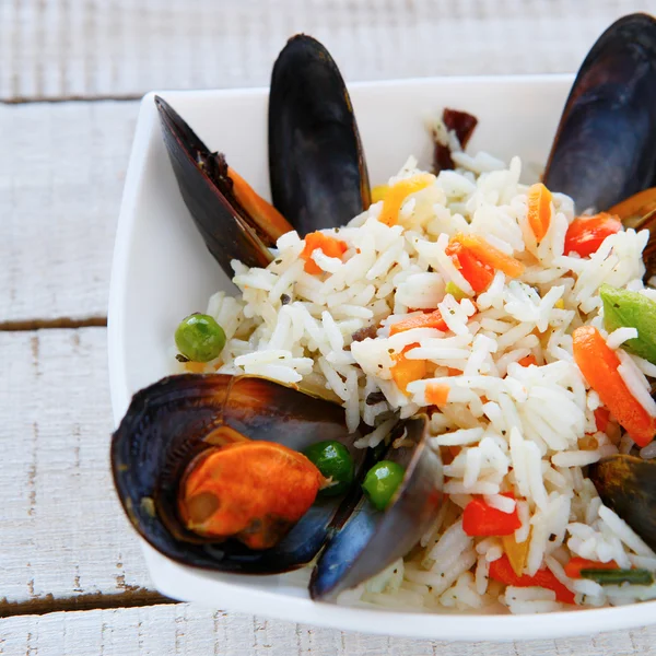 Рис у білій мисці з овочами — стокове фото