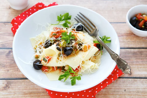 Lehké lasagne s rajčaty a olivami — Stock fotografie