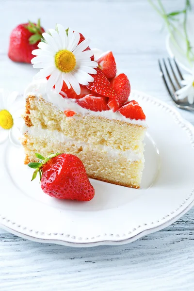 Pedazo de pastel con fresas —  Fotos de Stock