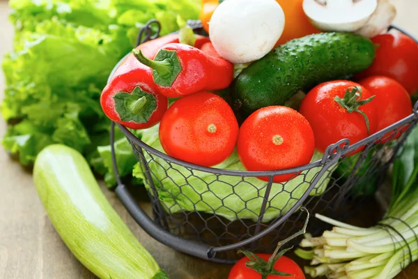 Légumes et herbes frais biologiques — Photo