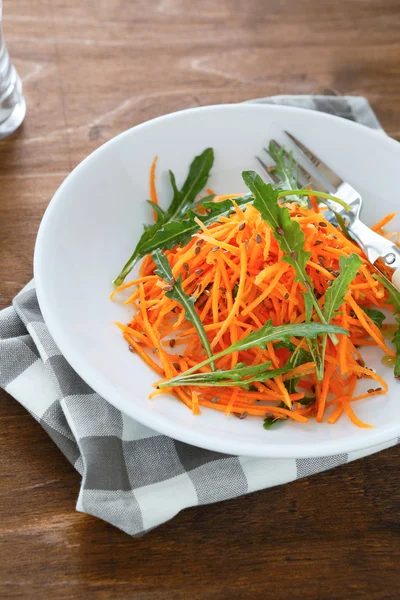 Fersk salat med arugler og gulrøtter – stockfoto