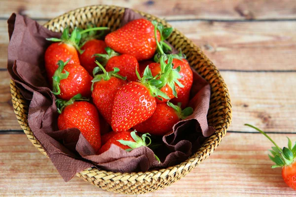 Fresas en una canasta —  Fotos de Stock