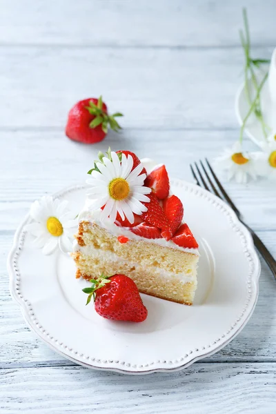 Slice of summer strawberry cake — Stock Photo, Image