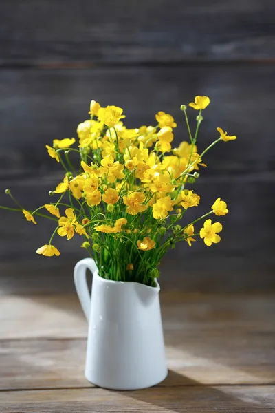 Pequeñas flores amarillas en jarra blanca —  Fotos de Stock