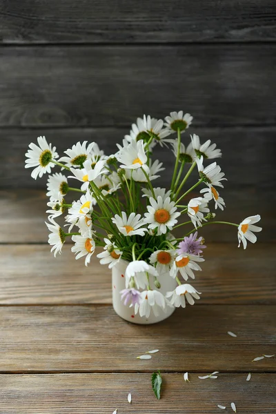 Marguerites blanches dans un bocal — Photo