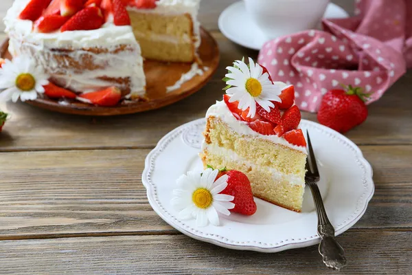 Pastel de verano ligero con fresas —  Fotos de Stock