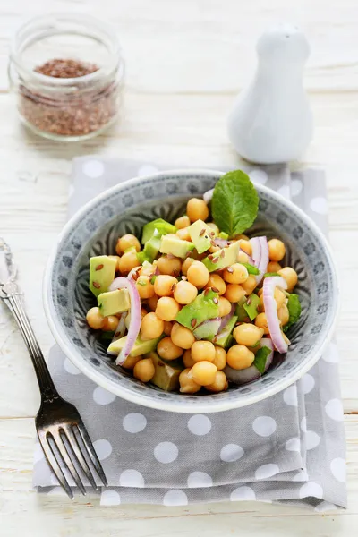 Insalata con pulcino e avocado — Foto Stock