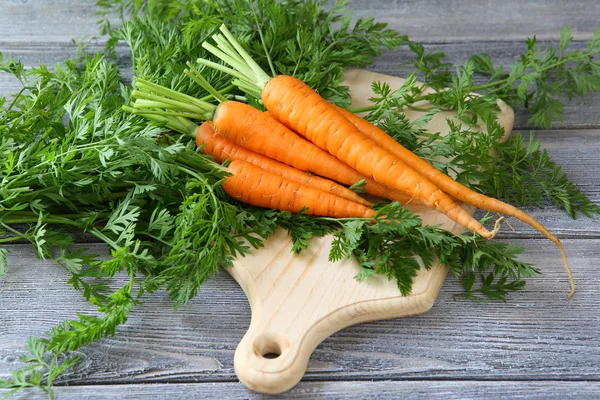 Carottes sur planche à découper — Photo