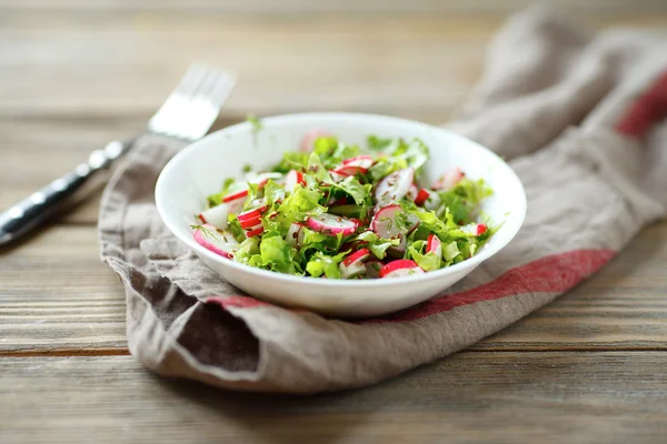 Fresh summer salad in bowl — Stock Photo, Image