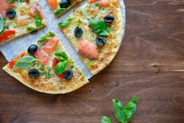 Balık ile ince çıtır pizza