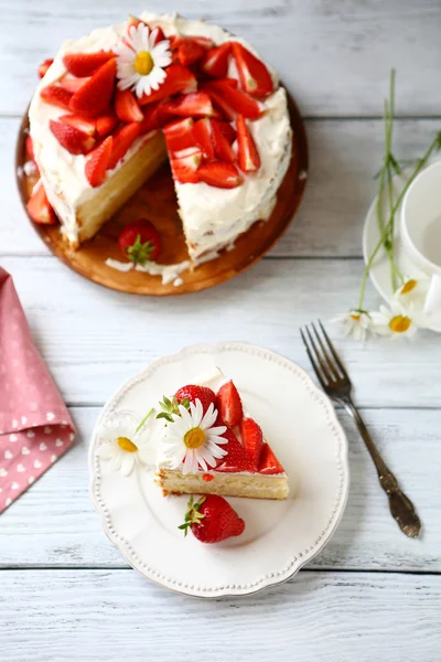 Kuchenstück mit Mascarpone und Erdbeeren — Stockfoto