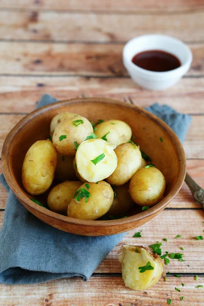 Färskpotatis med örter — Stockfoto