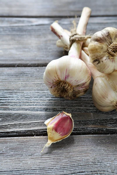 Bunch of garlic on wooden surface — Stock Photo, Image