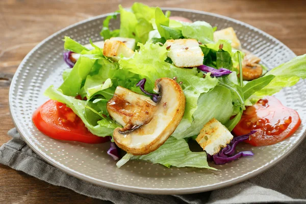 Delicious crunchy salad with mushrooms — Stock Photo, Image