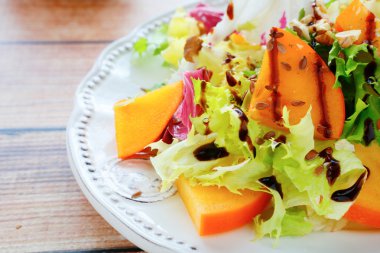 şeftali ile çıtır salata