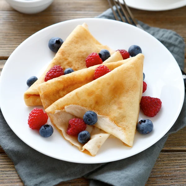 Crêpes d'été rousses aux framboises — Photo