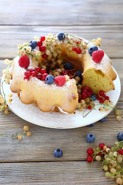 Kulatý dort s letní plody — Stock fotografie