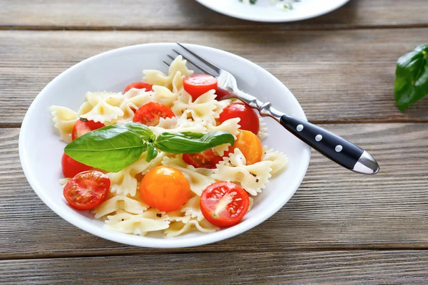 Massa com tomate cereja — Fotografia de Stock